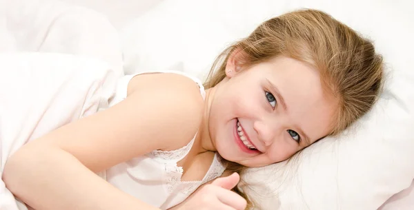 Adorável sorrindo menina acordou — Fotografia de Stock