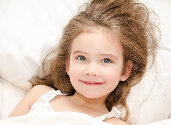 Adorável sorrindo menina acordou — Fotografia de Stock