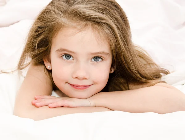 Entzückend lächelndes kleines Mädchen wachte auf — Stockfoto