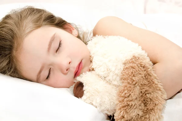 Adorável menina dormindo com brinquedo — Fotografia de Stock