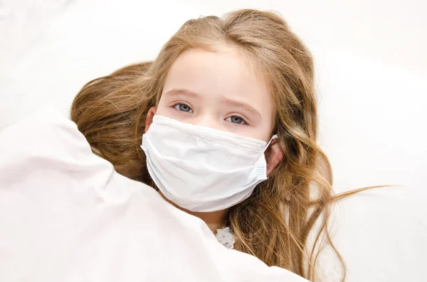 Meisje met chirurgische face masker voor bacteriële en virus griep — Stockfoto