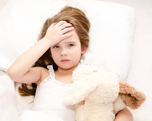 Niña enferma acostada en la cama — Foto de Stock