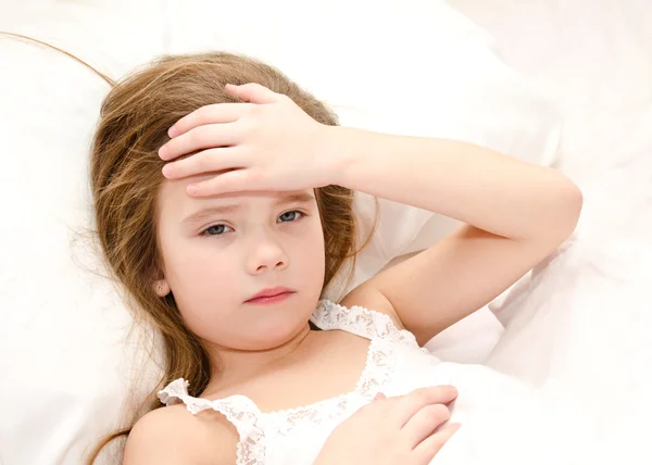 Sick child lying in the bed — Stock Photo, Image