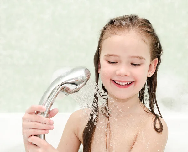 Gelukkig weinig meisje close-up nemen douche — Stockfoto