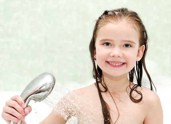 Gelukkig weinig meisje close-up nemen douche — Stockfoto