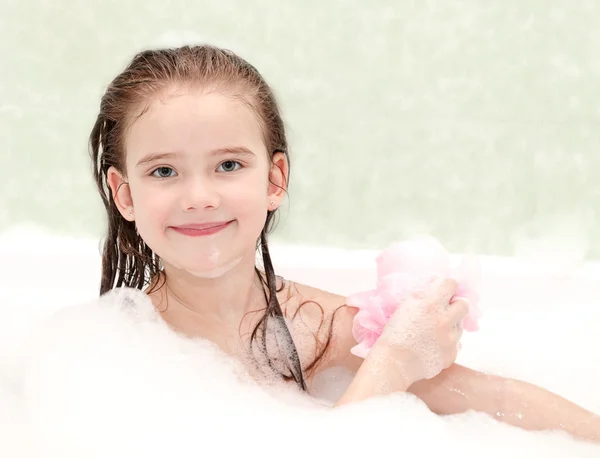 Sonriente niña lavándose en el baño — Foto de Stock