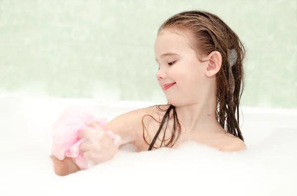 Lachende meisje wassen in het bad — Stockfoto