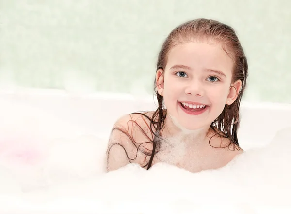 Lachende meisje wassen in het bad — Stockfoto