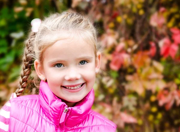 Portret van schattig lachend klein meisje — Stockfoto