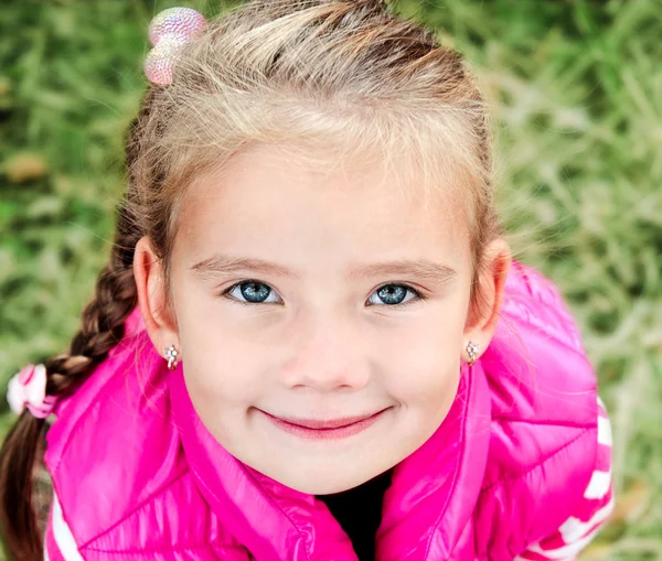 Portrait de mignonne petite fille souriante — Photo