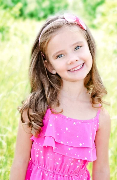 Retrato de adorable niña sonriente —  Fotos de Stock