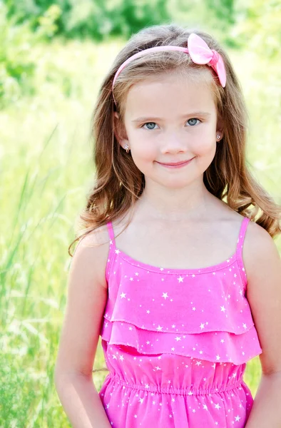 愛らしい笑顔の少女の肖像画 — ストック写真