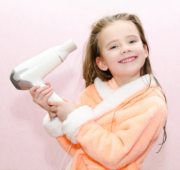 Bonito sorriso Menina seca o cabelo — Fotografia de Stock