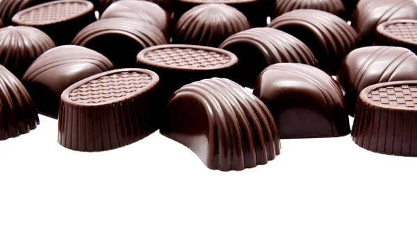 다양 한 초콜릿 캔디는 흰색 절연 — 스톡 사진