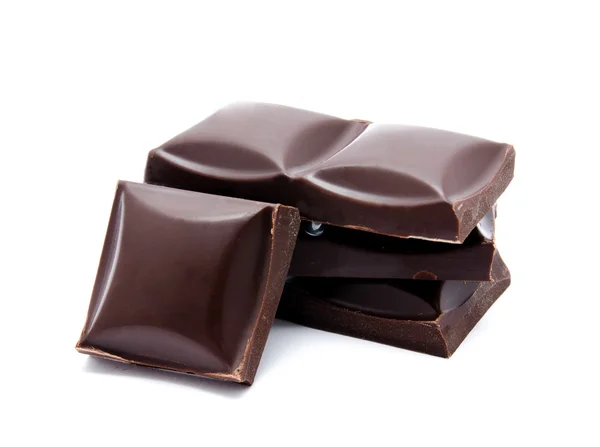 Dunkle Schokoladentafeln stapeln sich mit Krümeln isoliert — Stockfoto