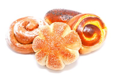 Taze tatlı çörekler ve rulo haşhaş ve izole krema ile