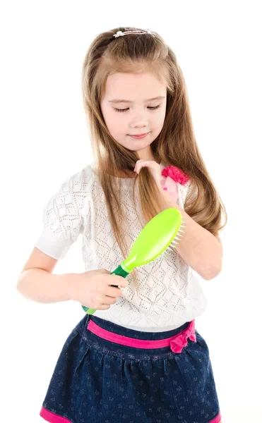 Menina bonito escovar o cabelo isolado — Fotografia de Stock