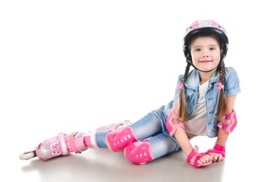 pink patenli sevimli gülümseyen küçük kız