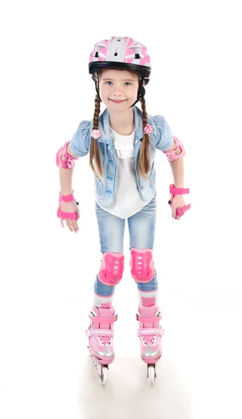 Carino sorridente bambina in pattini a rotelle rosa — Foto Stock
