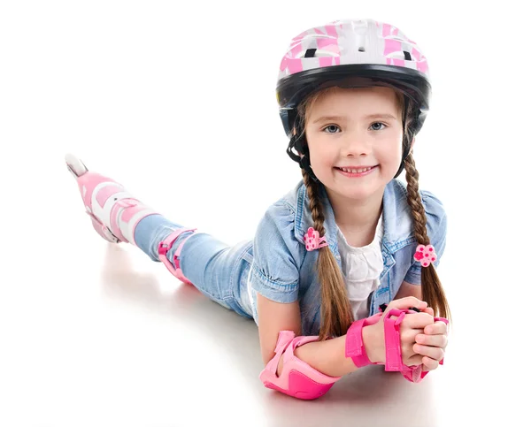 Carino sorridente bambina in pattini a rotelle rosa — Foto Stock