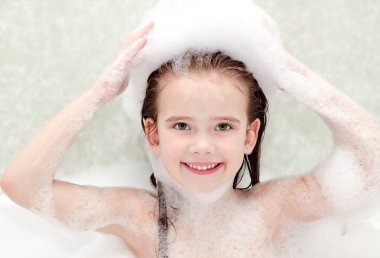 Gülümseyen küçük kız banyo yıkama
