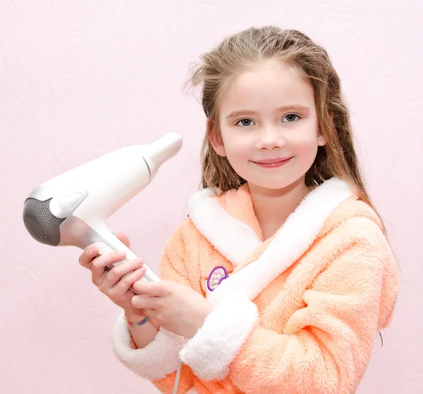 笑顔かわいい女の子が髪を乾燥します。 — ストック写真