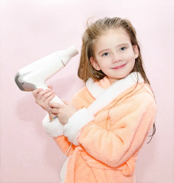 笑顔かわいい女の子が髪を乾燥します。 — ストック写真