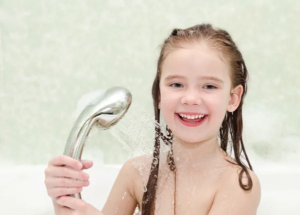 Glad liten tjej närbild med dusch — Stockfoto