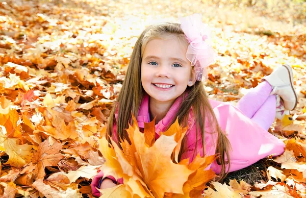 Sonbahar portre sevimli küçük kız ile akçaağaç yaprakları — Stok fotoğraf