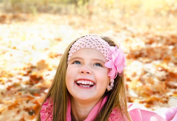 Küçük kızla mutlu: akçaağaç sonbahar portresi bırakır — Stok fotoğraf
