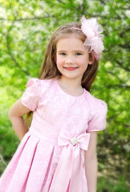 sevimli gülümseyen küçük kız portresi