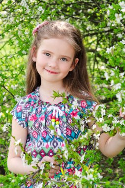 sevimli gülümseyen küçük kız portresi 