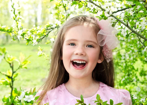 Portret van schattige lachende meisje — Stockfoto