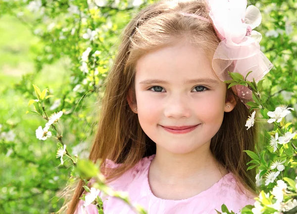 Portret van schattige lachende meisje — Stockfoto