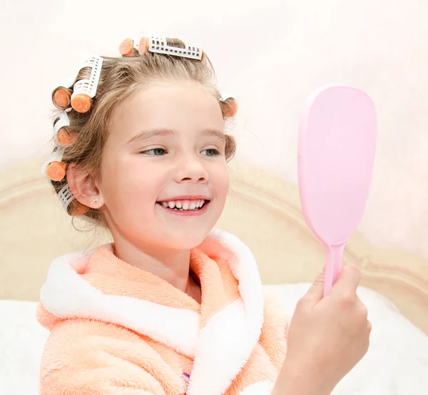 Cute smiling little girl looking at the mirror — Stock Photo, Image