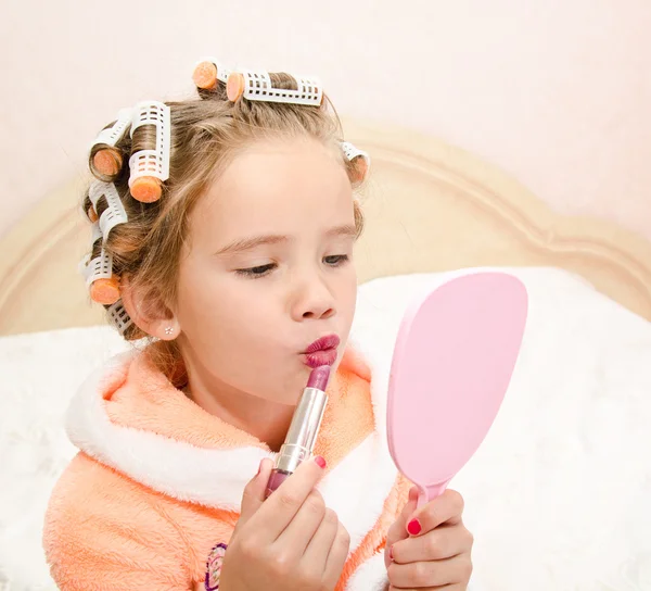 Söt liten flicka med läppstift och spegel — Stockfoto