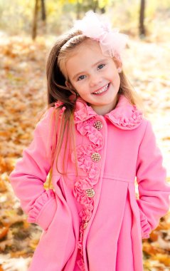 Küçük kızın sonbahar portraite 