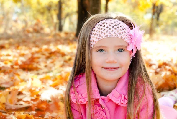 Retrato de outono de menina adorável — Fotografia de Stock