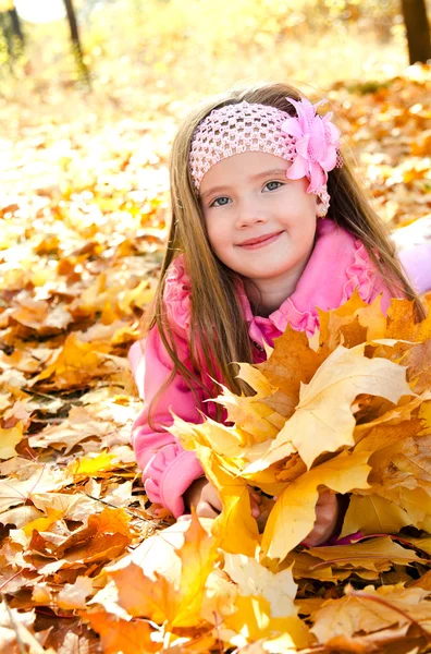 Retrato de outono de menina adorável — Fotografia de Stock