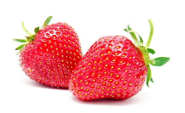 Deux fraises mûres rouges parfaitement isolées — Photo