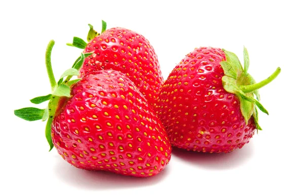 Trois fraises mûres rouges parfaitement isolées — Photo