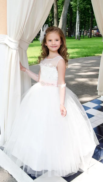 Rozkošný usměvavá holčička šaty princezny — Stock fotografie
