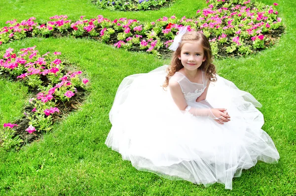 Αξιολάτρευτο χαμογελώντας κοριτσάκι σε πριγκίπισσα φόρεμα — Φωτογραφία Αρχείου