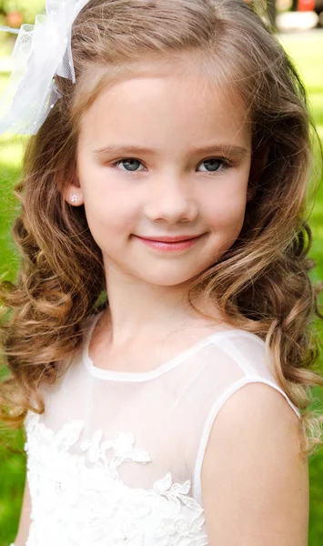 Entzückend lächelndes kleines Mädchen im Prinzessinnenkleid — Stockfoto