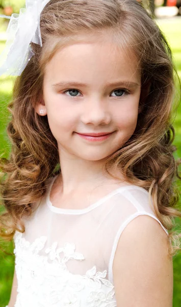 Adorable niña sonriente en vestido de princesa —  Fotos de Stock