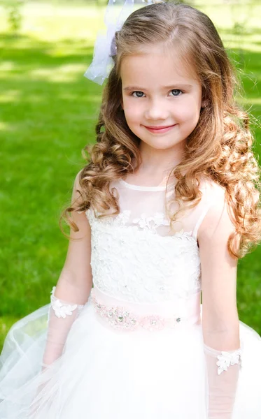 可爱微笑公主裙的小女孩 — 图库照片
