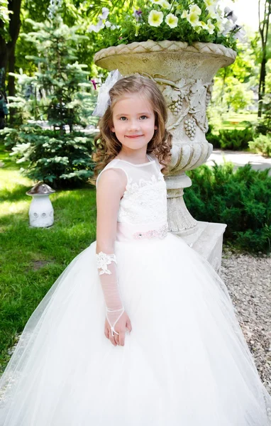Красивая улыбающаяся маленькая девочка в платье принцессы — стоковое фото