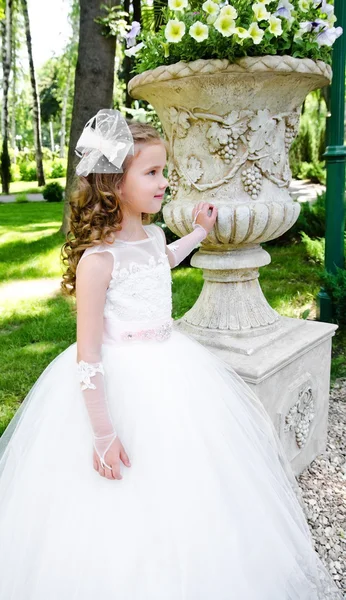 Αξιολάτρευτο χαμογελώντας κοριτσάκι σε πριγκίπισσα φόρεμα — Φωτογραφία Αρχείου