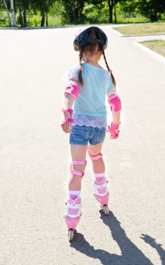 pink patenli sevimli gülümseyen küçük kız