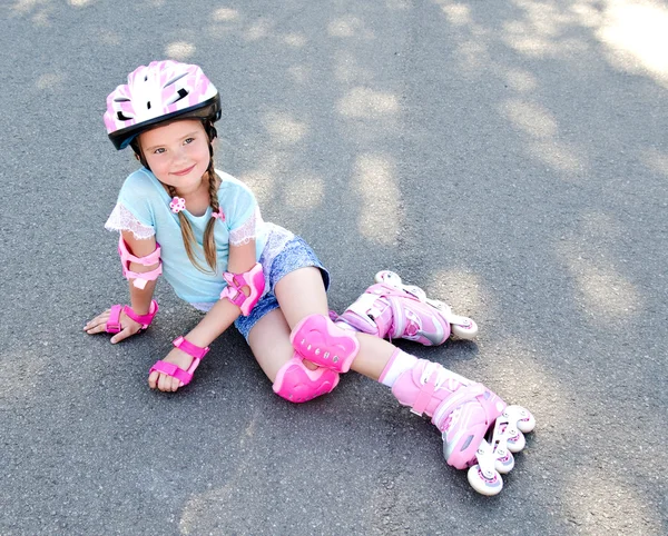 可爱微笑的小女孩，在粉红色溜冰鞋 — 图库照片